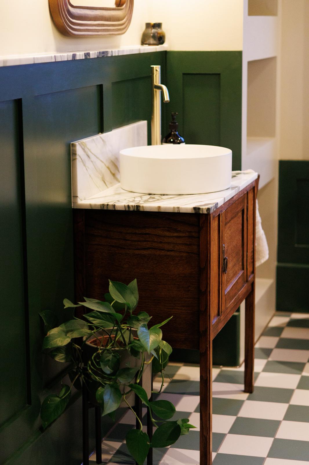 Traditional bathroom with marble countertop and round basin